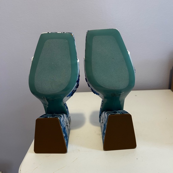 Betsey Johnson ROO Blue Floral Heels - Picture 3 of 5